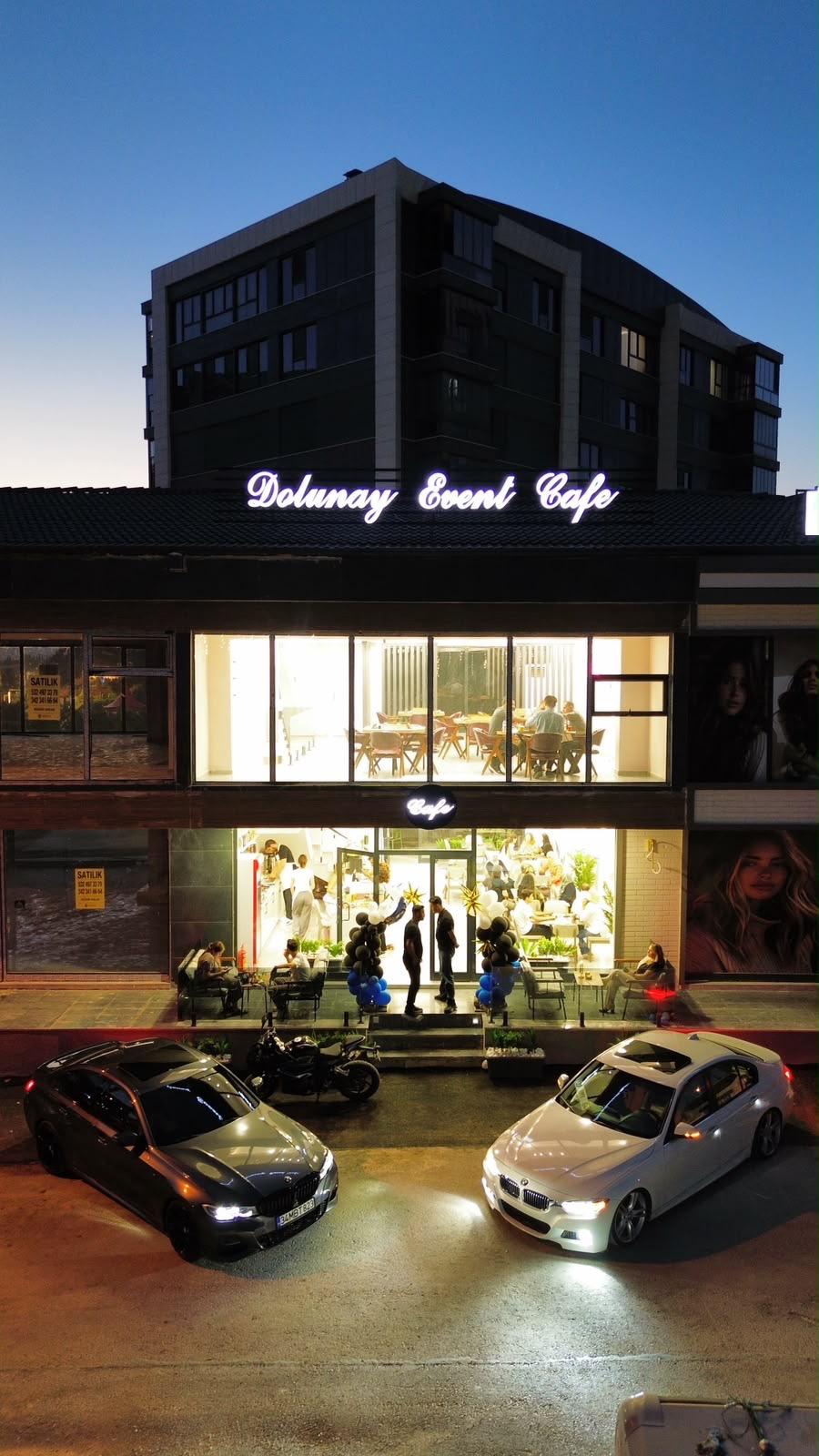 Dolunay Cafe masanından bir kare